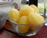 En skål med nykokt potatis, redo att serveras. Perfekt tillbehör för en klassisk svensk måltid.