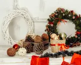 Jul inredning inspiration: en vit flätad krans, julgranskulor, kottar och en grön julkrans med torkad frukt.