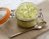 En burk med krämig bearnaisesås, perfekt för ditt nästa bearnaise recept. En sked ligger bredvid.