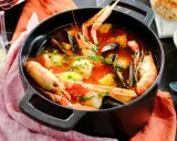 En härlig bouillabaisse med räkor, musslor och potatis i en mustig buljong. Perfekt för en mysig kväll.
