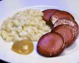 En tallrik med stuvade makaroner snabbt vis, skivad falukorv och en klick senap. En klassisk svensk rätt som är enkel att laga.