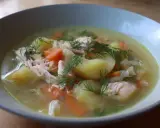 En närbild av en skål med värmande fisksoppa, full av potatis, morötter och dill. Ett perfekt fisksoppa recept för en kall dag.