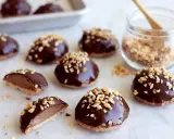 Små chokladöverdragna biskvier med hackade nötter, redo att avnjutas. Ett härligt biskvier recept för fikat.