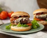 Saftig hamburgare i airfryer med smält ost och krispigt bacon. En läcker måltid som är enkel att laga.