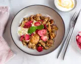 En skål med krämig yoghurt, krispig granola, jordgubbar och en klick jordnötssmör. En perfekt start på dagen med scrambled oats!