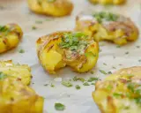 Krispiga, gyllene smashed potatis toppade med färsk persilja. Perfekt som tillbehör till middagen.