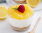 Enkel dessert i glas med citronsmak, toppad med hallon och mynta. En perfekt avslutning på måltiden.