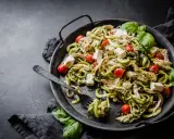 Zucchinipasta med kyckling, fetaost och tomater. Ett perfekt keto recept för en snabb och god middag.