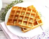 Två gyllene frasvåfflor på en tallrik, redo att avnjutas. Ett perfekt recept för frukost eller fika.