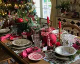 En vacker, modern juldukning med röda detaljer, granris och julklappar. En inbjudande dukning för en mysig jul.