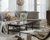 Familj myser i soffan. För att skydda tyget och göra det lättare att rengöra, kan man impregnera soffan.
