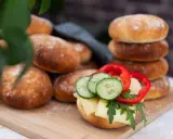 Nybakade tekakor, perfekta för en snabb och god lunch. Ett recept på tekakor som ger fluffiga och goda bröd.
