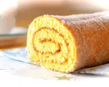 En sockerströdd rulltårta, perfekt för ett enkelt rulltårta recept.