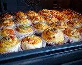 Nybakade pizzabullar med ost och grönsaker, redo för ugnen. Ett perfekt pizzabullar recept för hela familjen.