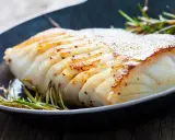 En perfekt stekt torskrygg med krispig yta, serverad med rosmarin i en gjutjärnspanna. Ett enkelt och gott torsk recept.