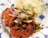 En saftig pannbiff i ugn, toppad med karamelliserad lök och en klick krämigt potatismos. En klassisk svensk rätt som värmer själen.