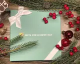 En grön presentask med texten "GIFTS FOR A HAPPY DAY", dekorerad med julgranspynt, kottar och röda bär. Perfekt för julklappar och julrim.