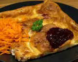 En gyllene tjockpannkaka med sylt och riven morot, perfekt för ett tjockpannkaka recept.
