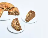 En saftig tigerkaka, skuren i bitar, visar upp sitt vackra marmorerade mönster. Ett perfekt tigerkaka recept för fikat.