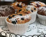 Färska muffins med blåbär och choklad, pudrade med florsocker. Perfekt för ett enkelt muffins recept.