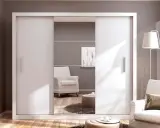 En modern garderobslösning med vita skjutdörrar och spegelpartier. En bekväm fåtölj syns i spegelbilden.