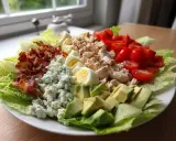 En härlig cobb salad med krispig sallad, kyckling, bacon, ägg, tomater, blåmögelost och avokado.