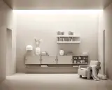 Minimalist livingrum med stringhylla inspiration. En beige fåtölj med pläd, lampa, vas och böcker på hyllor.