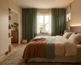 Mysigt sovrum med trädetaljer, gröna gardiner och en inbjudande säng. Perfekt sovrum inspo för en lugn oas.