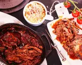 Saftigt pulled beef i en gjutjärnsgryta, serverat med krispig coleslaw och färska tomater. Perfekt för en mysig middag.