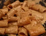 Rigatoni i krämig sås, perfekt för ett snabbt skinksås recept.