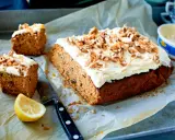 En saftig morotskaka med krämig frosting, valnötter och rivet apelsinskal. Perfekt för ett fika-recept!