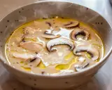 Varm och krämig kycklingsoppa med champinjoner. Ett perfekt kycklingsoppa recept för kalla dagar.
