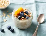 Overnight oats med mango, blåbär och mandel i ett glas. En perfekt start på dagen!