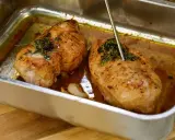 Två saftiga kycklinglårfiléer i ugnsform, en termometer visar att de är klara. Perfekt för ett gott kycklinglårfile recept.