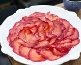 Vackert upplagd gravad lax på en vit tallrik. Perfekt för ett svenskt midsommarfirande eller som en del av ett gravad lax recept.