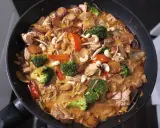 En smakrik tonfiskrätt i panna med broccoli, cashewnötter och en krämig sås. Ett perfekt tonfisk recept för middagen.