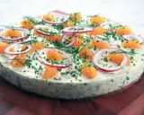 En vacker silltårta på kavring, dekorerad med rom, rödlök och dill. Perfekt för midsommar!