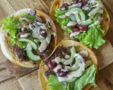 Tre läckra kebab-inspirerade tacos med köttfärs, sallad, gurka, rödlök och oliver. Ett enkelt kebab recept för en snabb middag.