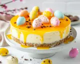 En vacker cheesecake påsk med gul glasyr och dekorerade påskägg.