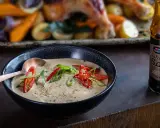 En krämig kall sås till kyckling, toppad med chili och salladslök. En flaska Mrs. Cheng's Mushroom Soy står bredvid.