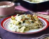 En portion krämig vegetarisk lasagne med zucchini, toppad med gyllene ost.