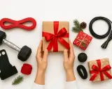 Här är julklappar till julklappsspelet: en hantel, hopprep, träningsband och andra träningsredskap.