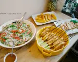 En härlig buffé med nudelsallad, kycklingspett och skivat kött. Perfekt för ett somrigt buffé recept!