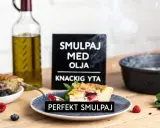 En bit smulpaj med bär och en flaska olivolja. Perfekt smulpaj recept för en knaprig yta.
