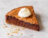 En saftig chokladkaka med en klick grädde, perfekt för dig som vill baka med proteinpulver och njuta av något gott.