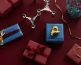 Julklappar i olika färger och en ljusstake. Perfekt inredning för julen.