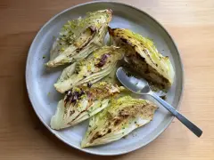 Ugnsbakad spetskål med citron och örter, en läcker och enkel rätt.