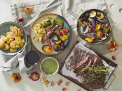 Perfekt grillad flankstek med rostade grönsaker och krispiga potatisar. En festlig måltid som passar utmärkt att grilla.
