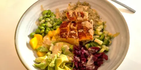 En färgstark bowl med lax, quinoa, edamamebönor, mango, avokado och rödbetor. Ett perfekt middagstips för vardagen!