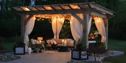 En mysig belysning uterum med draperade gardiner och bekväma möbler. Perfekt för sena sommarkvällar.